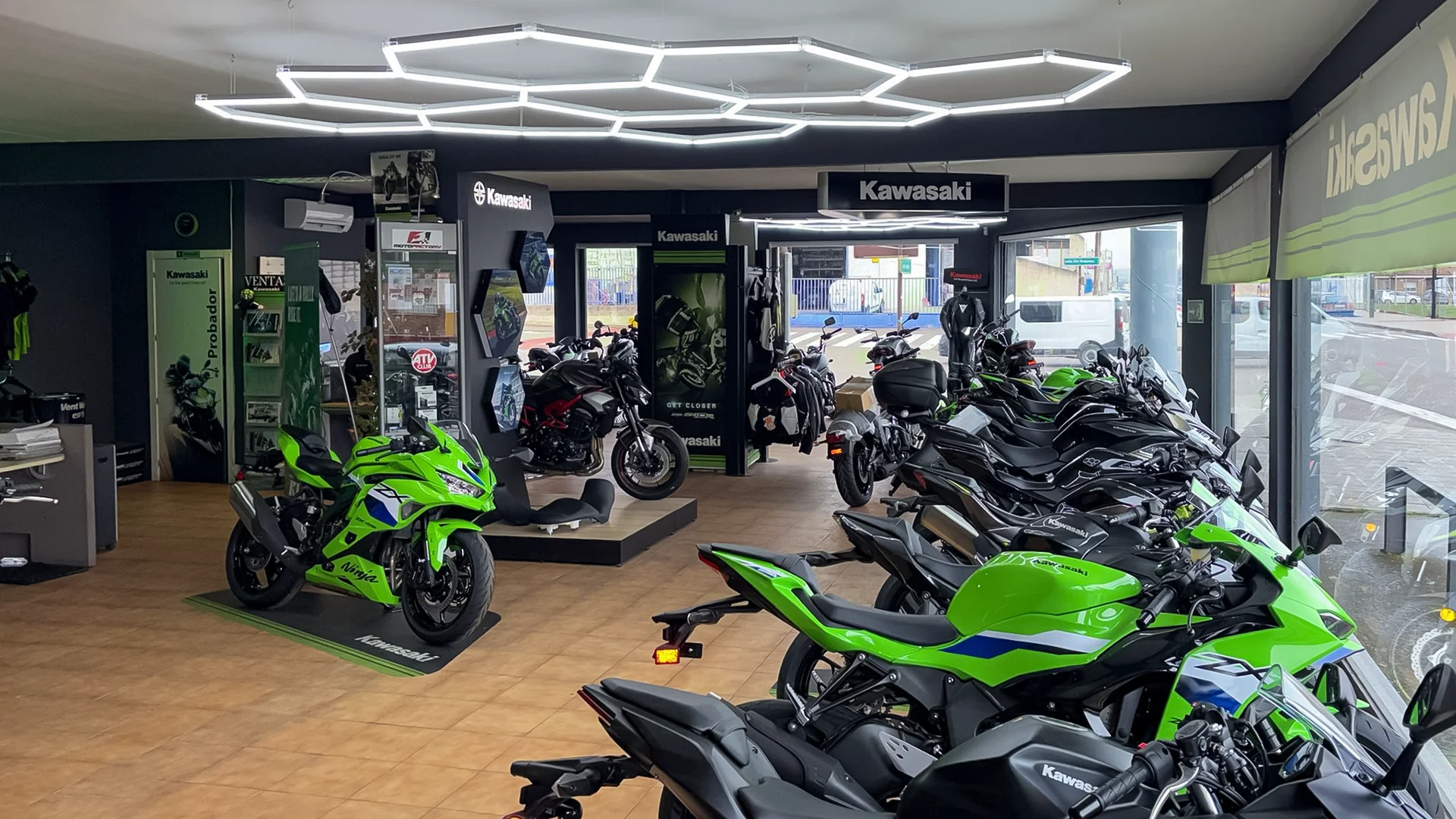 exposición Kawasaki en Motofactory Toledo