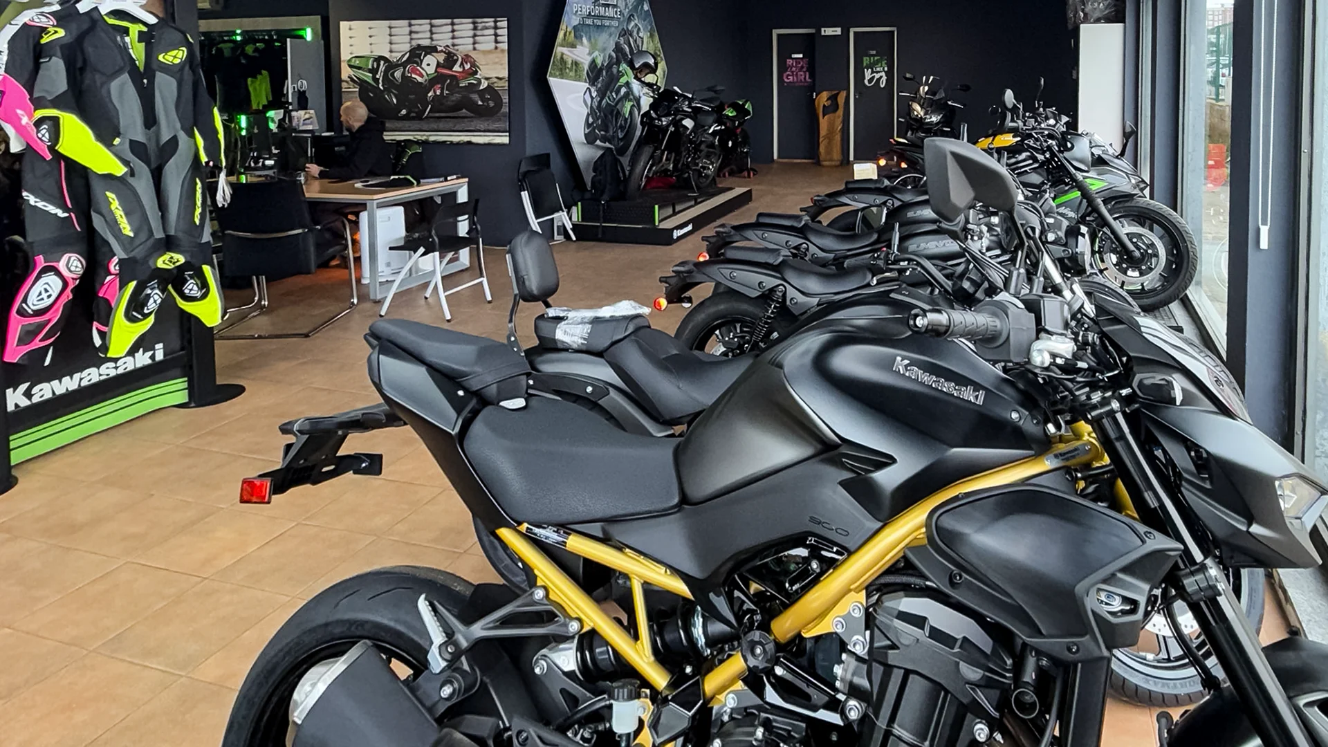 Exposición de motos Kawasaki en Motofactory Toledo